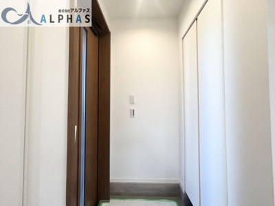 【玄関】 | 明石市二見町西二見　新築戸建 | 日の光が差し込む温かい雰囲気の玄関♪