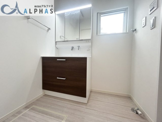 【脱衣所】 | 明石市二見町西二見　新築戸建 | 忙しい朝の身支度も効率良くできるシャワー付き洗面化粧台♪