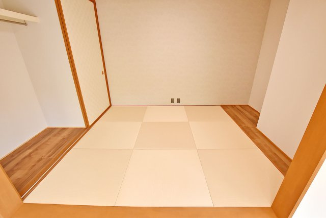 グラン・フェルティ甲東園の和室|-和室-
家事スペースやお子様のキッズスペース等、様々な用途に使えます。畳があることでフローリングにはない「優しい感触や自然の温かさ」を感じることができますね。
