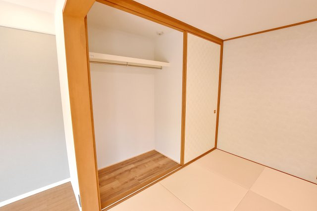 グラン・フェルティ甲東園の和室|-和室-
押し入れには、お布団などたくさん収納することができます。