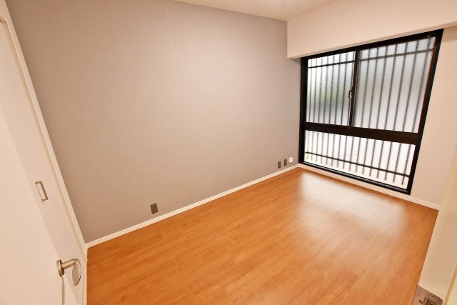 グラン・フェルティ甲東園の洋室|-洋室-
シンプルな間取りになっているのでどんな家具でも合います。家具や敷物のカスタマイズを楽しめます！