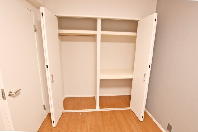 グラン・フェルティ甲東園の洋室|-洋室-
居室収納スペース有。クローゼット収納付きで、お部屋がすっきり片付きます。