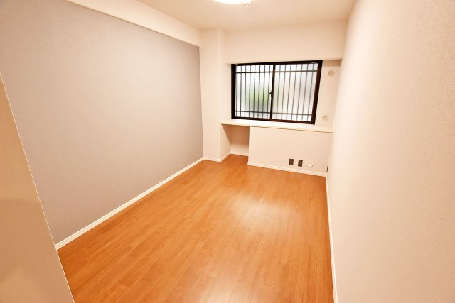 グラン・フェルティ甲東園の洋室|-洋室-
シンプルな間取りになっているのでどんな家具でも合います。家具や敷物のカスタマイズを楽しめます！