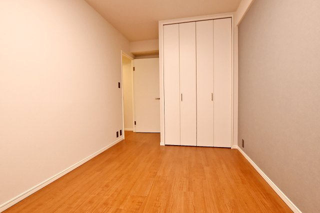 グラン・フェルティ甲東園の洋室|-洋室-
居室収納スペース有。クローゼット収納付きで、お部屋がすっきり片付きます。