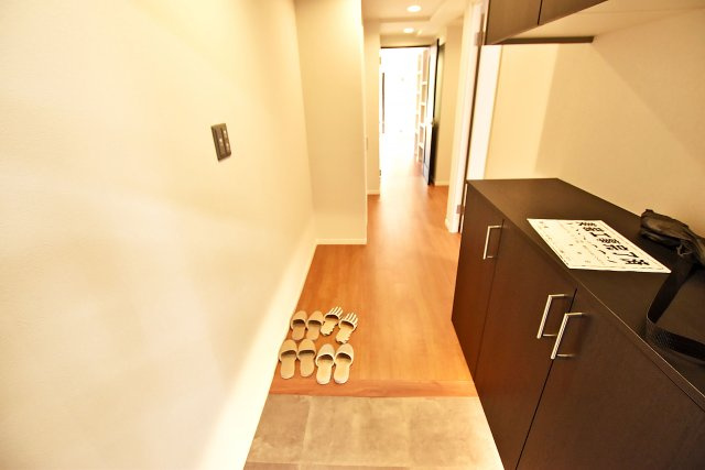 グラン・フェルティ甲東園の玄関|シューズボックスつきなので、 靴箱の上にはインテリアなどを飾っておいたりと、自由にカスタマイズして楽しむことができます。