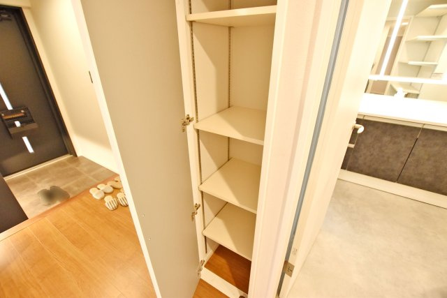 グラン・フェルティ甲東園の収納|-廊下収納-
生活用品のストックから、掃除グッズなど、様々な物をしまえるオールマイティーな収納スペースです◎