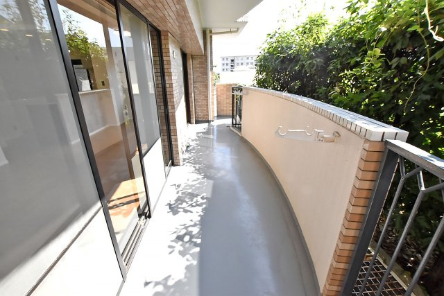 グラン・フェルティ甲東園のバルコニー|バルコニーには奥行きがあってたくさんの洗濯物を干すことができ、
陽光がたっぷりと室内に行き届きます◎