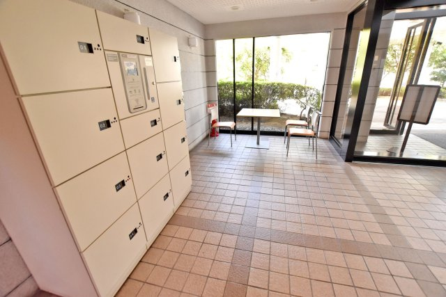 グラン・フェルティ甲東園のエントランス|留守の際も安心して荷物が受け取れる宅配ボックス完備です。