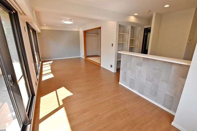 グラン・フェルティ甲東園の居間・リビング|明るい陽が差し込む広々としたリビングは家族のコミュニケーションが自然に増える間取りです。ダイニングテーブルやソファーを設置しても十分な広さとなっております。