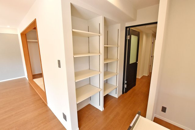 グラン・フェルティ甲東園の居間・リビング|パントリースペースがございます。ストック収納に大変便利にお使いいただけます。