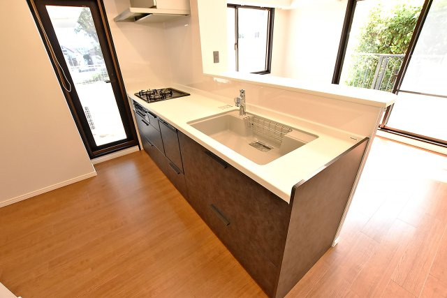 グラン・フェルティ甲東園のキッチン|収納豊富×機能性充実のシステムキッチン◎ 3口コンロとグリル付きで、お料理の幅が広がる嬉しいキッチンです。新生活をピカピカのキッチンでスタートできるのは嬉しいですね！