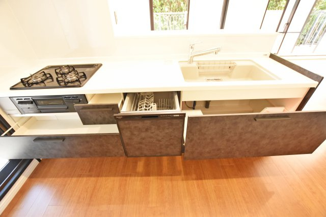 グラン・フェルティ甲東園のキッチン|満足のいく収納が備わっています。 調理器具から調味料までスッキリと整理整頓ができ、綺麗なキッチンが保てます。