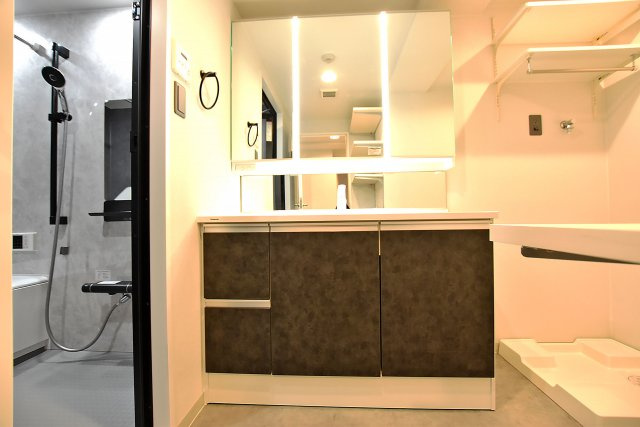 グラン・フェルティ甲東園の独立洗面台|明るい洗面化粧台で、毎朝の支度もはかどります。 鏡裏と洗面台下に収納があり、日用品やスキンケア用品などもたくさんしまえてすっきりとした空間を保つことができます。
