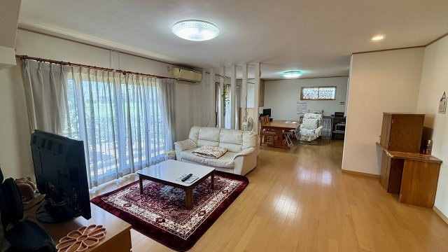 越谷市野島の居間・リビング|1階リビングは広々29帖あります。