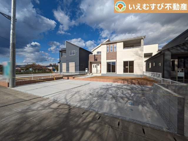 Livele Garden.S　寄居露梨子の駐車場|並列4台駐車可能なゆとりのカースペース
複数台車をお持ちでも、お友達が遊びに来てもゆとりの駐車スペース！