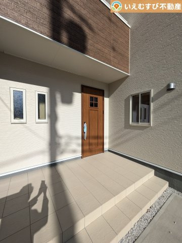 Livele Garden.S　寄居露梨子のエントランス|雨が防げる広々エントランス
駐車場からアクセスの良いエントランス。雨の日や荷物が多くても安心の動線♪