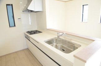 【キッチン】 | 中央区新中里・新築（全10棟） | 【C号棟】家族とのコミュニケーションが取りやすいカウンターキッチン。家族の笑顔が料理のスパイスです。