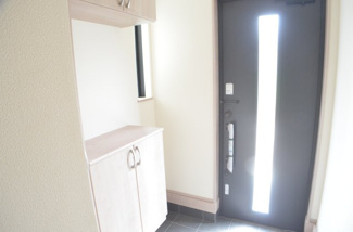 【玄関】 | 中央区新中里・新築（全10棟） | 【C号棟】我が家の顔「玄関」。清潔感ある玄関が大切なお客様やご家族を迎えてくれます。