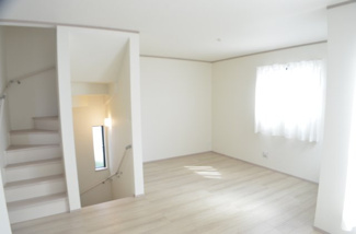 【居間・リビング】 | 中央区新中里・新築（全10棟） | 【J号棟】リビングイン階段のある15.6帖のリビングです♪