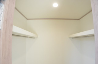 【収納】 | 中央区新中里・新築（全10棟） | 【J号棟・ウォークインクローゼット】全ての服が見てわかるので選択がしやすいのが何より便利ですね。中に入って服選びをどうぞ。