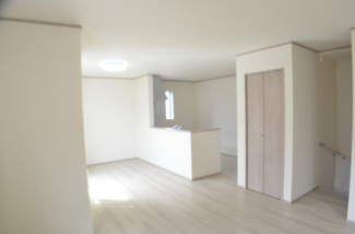 【居間・リビング】 | 中央区新中里・新築（全10棟） | 【I号棟】17.5帖のリビング。収納もあってとっても便利です。