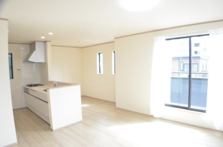 【居間・リビング】 | 中央区新中里・新築（全10棟） | 【C号棟】ワイドスパンの17.2帖のリビングは陽当たりもとっても良好です！