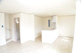 【居間・リビング】 | 中央区新中里・新築（全10棟） | 【C号棟】リビングフロアにカウンターキッチンと浴室を配置。水回りが集約されていて家事動線も楽々♪