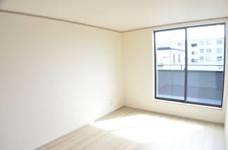 【洋室】 | 中央区新中里・新築（全10棟） | 【C号棟】7.2帖の主寝室♪陽当たりも心地よく快適なお部屋です。