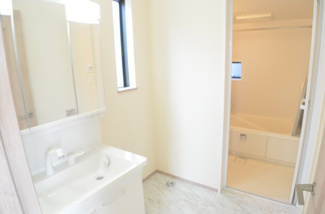 【脱衣所】 | 中央区新中里・新築（全10棟） | 【C号棟】洗面台は大きさ充分！歯磨きやブラッシングなど慌ただしい朝の身だしなみチェックもOKです。脱衣スペースも広くお子様の入浴後のお着換えも楽々です。