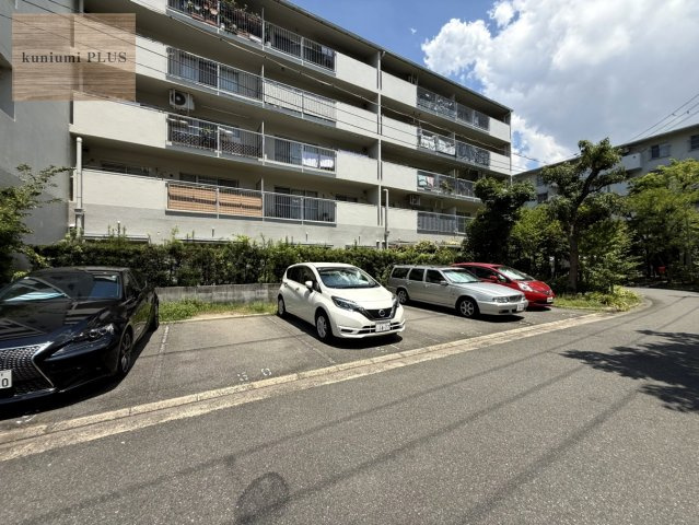 リバーサイドともぶち第一住宅第17号棟の駐車場