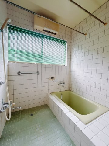 【中古戸建】伊勢崎市中央町の浴室|■浴室｜デザイン性に優れた浴室♪1日の疲れを癒す、ゆったりとしたバスタイムをぜひお過ごしください(*＾＾*)大きな窓付きで嬉しい♪