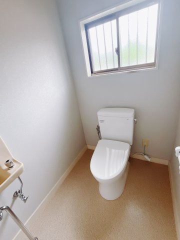 【中古戸建】伊勢崎市中央町のトイレ|■トイレ｜白で統一されている清潔感溢れるトイレ。窓付きですので換気も出来、常に綺麗を保てますね♪