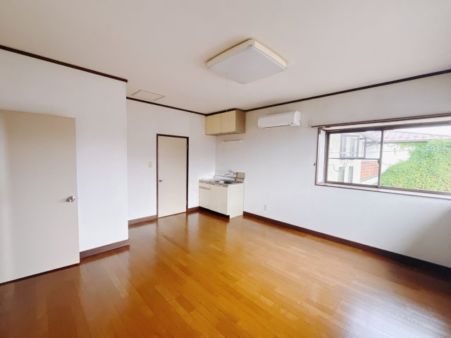 【中古戸建】伊勢崎市中央町の寝室|■主寝室｜ダブルベッドを置いても充分な広さを2Ｆのお部屋に設けております。お子様と家族みんなで寝るのも夢じゃありません♪窓からは光が差し込むので日中でも明るいお部屋です。