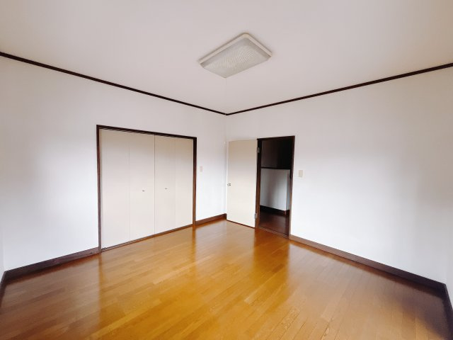 【中古戸建】伊勢崎市中央町の洋室|■2階洋室｜お子様の一人部屋にピッタリな洋室。木のぬくもりを感じるフローリングは、天然木の味わいが時とともに深みを増していきます。また、傷にも強く、フリーワックスでお手入れもラクラクです♪