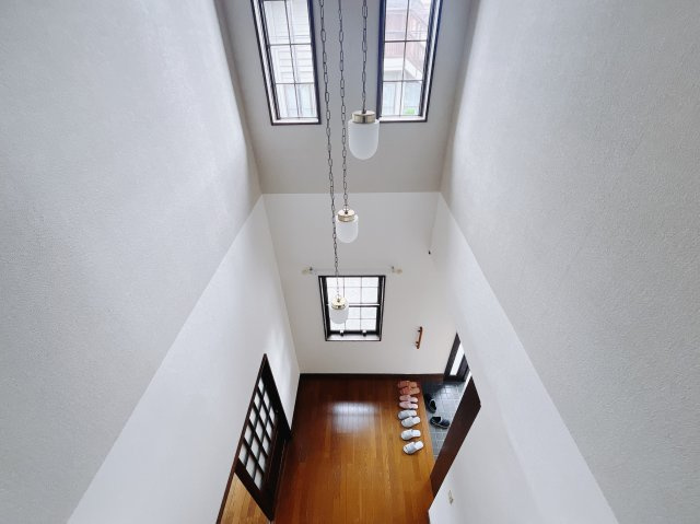 【中古戸建】伊勢崎市中央町の玄関|■吹抜｜『一日中自然光が射し込む明るいお家』。これを実現するため、上部に吹抜けを採用しました。