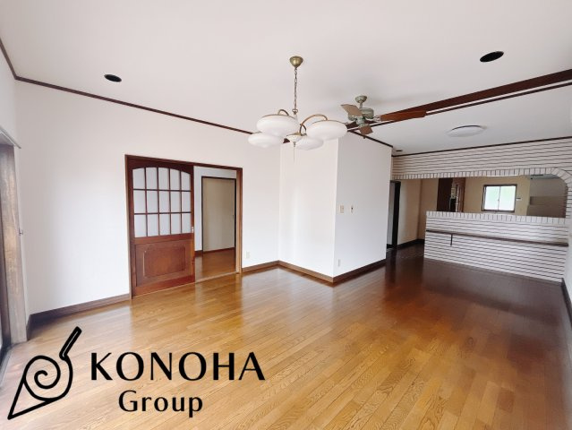 【中古戸建】伊勢崎市中央町の居間・リビング|■リビング｜時の流れと共に陽射しは装いを変え空間に新たな彩りを与えます。一日中家に居ても飽きることなく過ごすことができる素敵な空間です♪