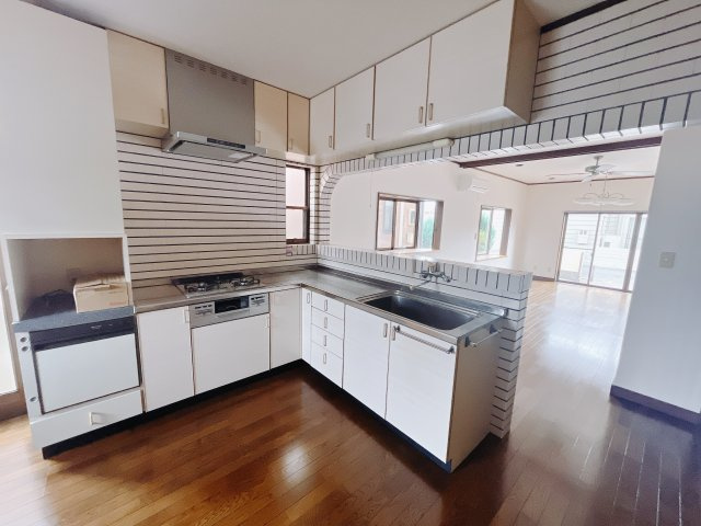 【中古戸建】伊勢崎市中央町のキッチン|■キッチン｜ワークトップの幅が広く、お子様といっしょにお料理をつくったり、ちょっとしたパーティーも楽しめます。フラットなのでお掃除がしやすいのもポイントです♪