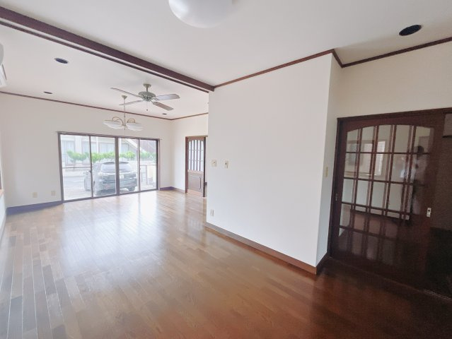 【中古戸建】伊勢崎市中央町の居間・リビング|■リビング｜家族でゆったりくつろげる、居心地の良いリビング♪賃貸と違って、テレビや音楽の音を気にしなくて良いことが嬉しいですね(*＾＾*)