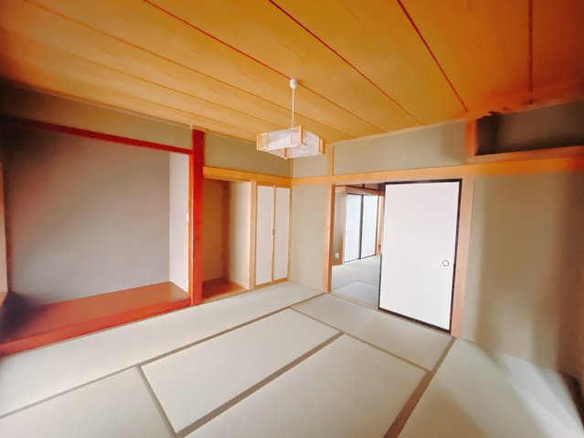 【中古戸建】伊勢崎市中央町の和室|■1階和室｜意外と場所をとるアイロンがけや、お洗濯物を畳むときにも広々と使うことができ、ちょっと一休みしたいとき、すぐに横になれるのも魅力です♪