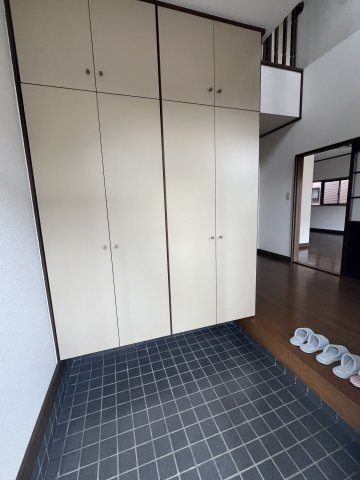 【中古戸建】伊勢崎市中央町の玄関|■玄関｜「玄関から、我が家を心地よく。自然の風や光を感じられる気持ちのいい玄関へ。」永く居心地のいい暮らしを演出する快適性能と安心を両立させたドアを採用しました！