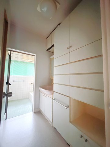 【中古戸建】伊勢崎市中央町の独立洗面台|洗面室｜ゆとりのある洗面脱衣室ではお子様と並んで歯磨きもできるので一緒に成長を楽しめます♪ひろびろとした洗面室で、朝の準備も楽しくなります☆.*