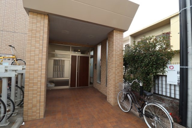 秋津中央ビルのエントランス