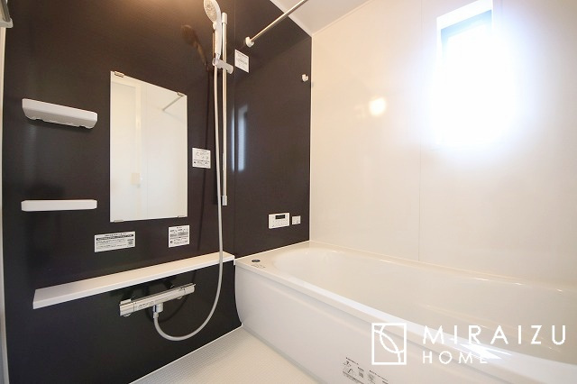 【浴室】 | お子さんとわいわいと楽しいバスタイムもよし、一人でゆったりと入るのもよし、浴室換気乾燥機付きのユニットバス。お洗濯物を干せるだけでなく、カビ防止にもなります。