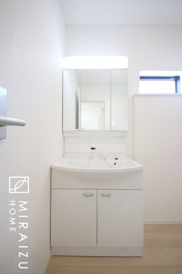 【洗面所】 | 洗濯機置き場、脱衣スペースもしっかりと確保されている洗面室。
水回りが集結した間取りなので、お料理やお洗濯物、お掃除の同時進行も可能です。