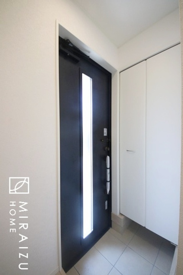 【玄関】 | 永く住むからこそシンプルで飽きのこないデザインに。ただいま、おかえりの温かな声が聞こえる玄関。