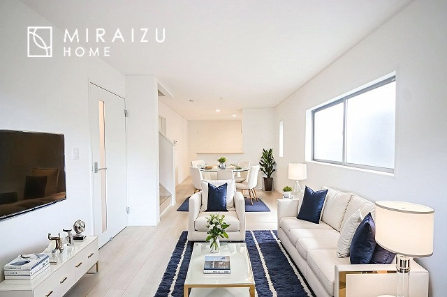 【居間・リビング】 | 食事を取るスペースもリラックスしてくつろげるスペースもお子さんが勉強するスペースも兼ね備えたリビングダイニング。