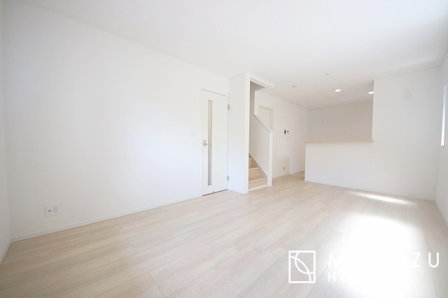 【居間・リビング】 | お子さんが宿題をしたり、ちょっとした作業もできる、家族みんながそれぞれの時間を過ごせるリビングです。