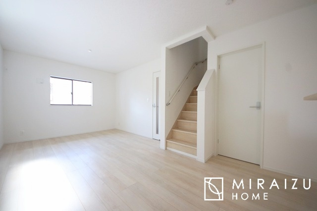 【居間・リビング】 | 窓が多いと温かな太陽の光と心地いい風が室内へと入ります。家族が集まるリビングは明るく過ごしやすいつくりです。窓が多いお家は住みやすい証です。