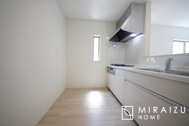 【キッチン】 | 収納に様々な工夫がされていて出しやすく片付けやすい、散らかりにくいキッチンになっています！人工大理石の天板や深型シンクなど、デザイン性と機能性を兼ね備えているので見せたいキッチンになっています。