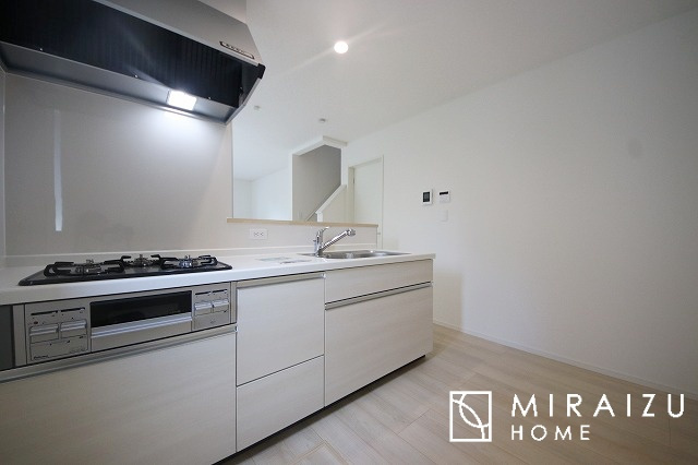 【キッチン】 | 広々としたキッチンは大きな深型シンク、3口コンロ、換気扇、大きなお鍋から小物まで取り出しやすさを考えられた引き出し収納の付いたシステムキッチンです。